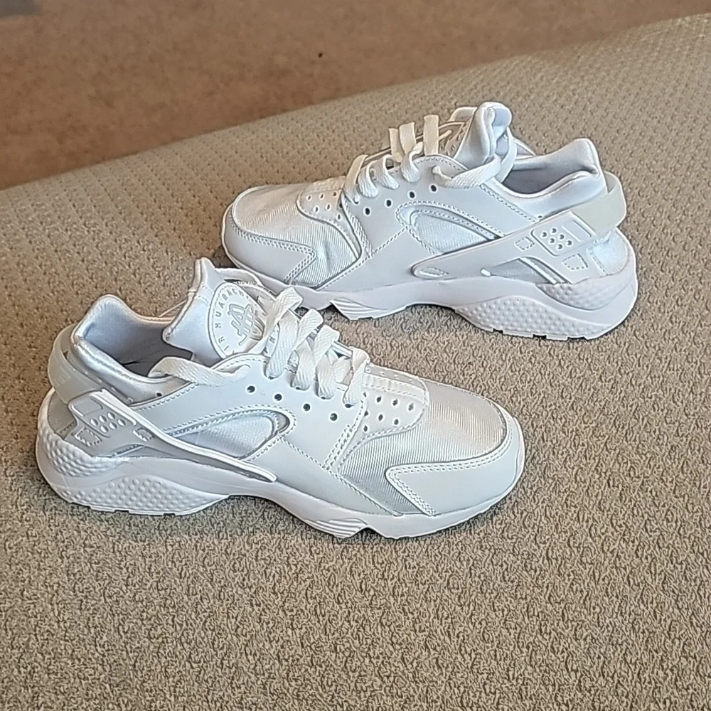 NIB NIKE AIR HUARACHE (White)
